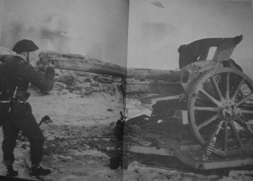Cụ thể, ngày 27/12/1941, lực lượng phát xít Đức đồn trú trên đảo Vagsoy, Na Uy kinh ngạc khi nhìn thấy một sĩ quan thuộc Tiểu đoàn đặc nhiệm số 3 thổi kèn túi, nhảy khỏi xuồng đổ bộ, ném lựu đạn rồi tuốt gươm dẫn đầu nhóm binh sĩ Anh lao thẳng vào cứ điểm của kẻ địch.