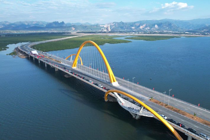 Cầu Cửa Lục 3 có chiều dài hơn 2,6 km, theo thiết kế có 6 làn xe, một đầu đấu nối với tuyến trục chính khu đô thị FLC tại phường Hà Khánh, một đầu giao với Quốc lộ 279 thuộc địa phận thôn Chợ, xã Thống Nhất (cùng TP. Hạ Long, tỉnh Quảng Ninh).