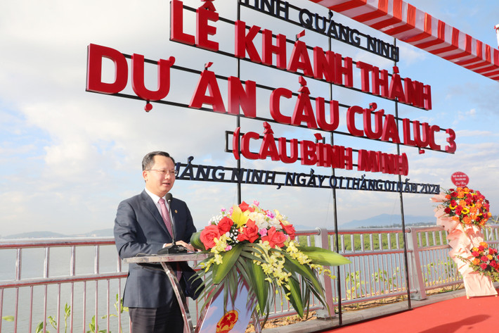 Theo Chủ tịch UBND tỉnh Quảng Ninh Cao Tường Huy, cây cầu được lấy ý kiến nhân dân đặt tên là cầu Bình Minh, thể hiện cho sự kết nối, gắn bó giữa 2 bờ vịnh Cửa Lục, cùng hướng tới phát triển xây dựng TP Hạ Long trở thành trung tâm du lịch quốc gia, vươn tầm quốc tế.