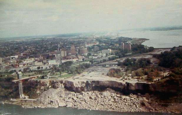 Theo tìm hiểu, Niagara sẽ rơi 2407 mét khối nước mỗi giây. Lượng nước đủ nhiều để có thể xây thủy điện. Tuy nhiên, vào năm 1969, thác Niagara đã cạn kiệt và chỉ còn chảy nước ở đoạn giữa.