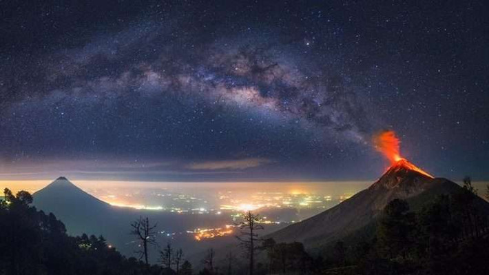 Núi lửa Guatemala phun trào đúng vào thời điểm dải thiên hà rực rỡ trên bầu trời đêm. Đây là một trong những hình ảnh độc lạ nhiều người tưởng rằng là sản phẩm của công nghệ photoshop.