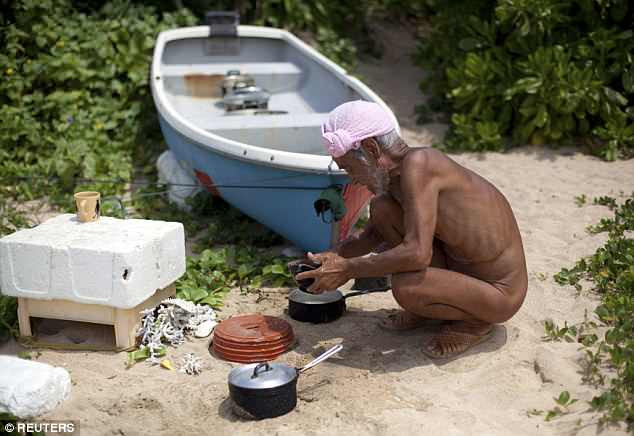Trong một trận bão, quần áo của ông bị cuốn bay sạch và từ dó, ông Masafumi ở trần truồng. Tuy nhiên, những khó khăn trên không thể khiến cụ ông này thay đổi quyết định ở trần như một dị nhân kỳ lạ.