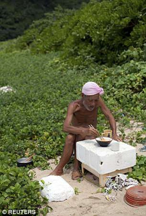 Thức ăn chính của ông Masafumi chỉ là bánh gạo. Ông luộc bánh và ăn bất cứ khi nào đói. Đôi khi, một ngày ông ăn tới 4 hay 5 bữa ăn. Nước để tắm hay cạo râu chủ yếu được tích trữ sau mỗi cơn mưa.