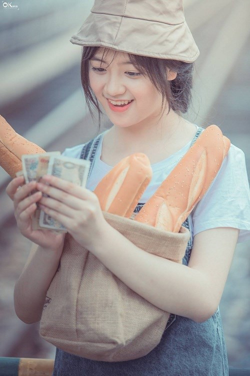 Hiện tại, Khánh Linh đang học lớp 12, trường THPT Chuyên Lào Cai.
