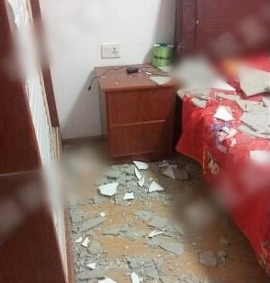 Không hiểu người này nội công thâm hậu đến đâu mà có thể chặt cá làm sập trần nhà người khác như vậy. Rất may là vụ việc được giải quyết trong êm đẹp, chủ nhà trên cũng chấp nhận bồi thường chi phí sửa chữa cho căn hộ xui xẻo ở dưới.
