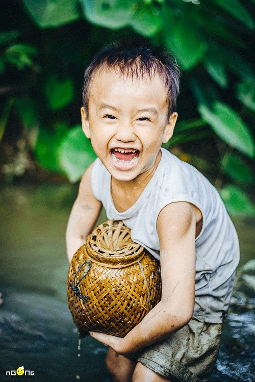 "Mò ốc" hết sức mộc mạc, chân chất của cậu bé miền Tây, hẳn sẽ làm bạn muốn xin một vé về tuổi thơ trong veo.