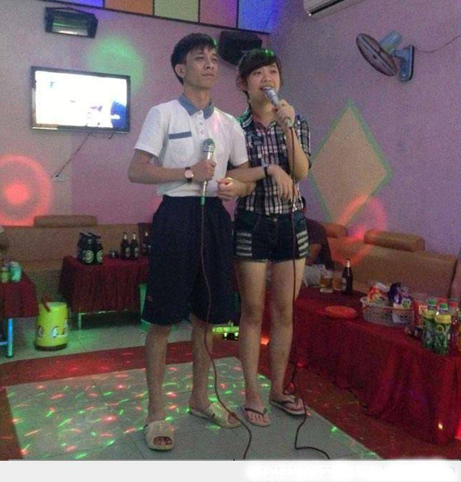 Khi thanh niên nghiêm túc đi hát karaoke.