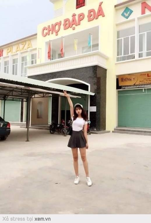 Vốn đã xinh đẹp lại còn chụp ảnh trước nơi có cái tên gợi nhiều liên tưởng hài hước, cô gái chân dài "tự sướng" trước chợ Đập Đá (Bình Định) bỗng nhiên trở thành nhân vật được dân mạng ra sức tìm kiếm.
