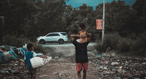 "Hãy trân trọng những gì mình đang có vì cuộc sống vẫn còn đâu đó những con người luôn đáng thương và nghèo khó hơn mình", một thông điệp ý nghĩa mà nhiếp ảnh muốn gửi đến mọi người khi xem bộ ảnh này.