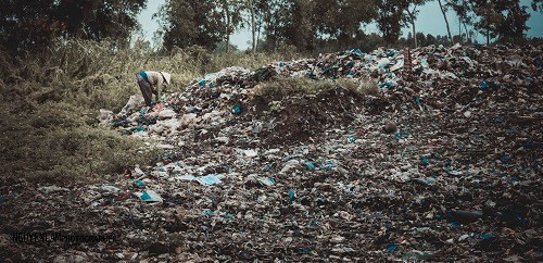 Tác giả Lâm Hương Nguyên, hiện là phó chủ nhiệm CLB Nhiếp ảnh trẻ Bạc Liêu. Anh chia sẻ: "Bộ ảnh này chỉ là tình cờ mình đi công tác ngang qua thấy và chụp lại khoảnh khắc. Cuộc trò chuyện ngắn trên với những đứa trẻ diễn ra rất chóng vánh, và khi nghe câu trả lời rất hồn nhiên của các bé khiến mình nặng lòng và xót. Chúng rất đáng thương và kém may mắn khi không được vui chơi, được đến trường mà phải cơ cực mưu sinh trong không khí đầy ô nhiễm này".
