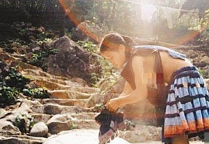 Trang phục của người bộ tộc rất đặc biệt, giống như hai mảnh vải được thắt lại trên vai mà thôi. Bên trong họ cũng không mặc áo lót hay gì khác mà hoàn toàn thả rông.