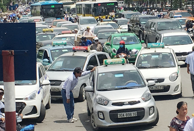 Là khu vực cấm nhưng đường Giải Phóng đoạn trước bệnh viện Bạch Mai taxi vẫn "vô tư" đứng bắt khách.