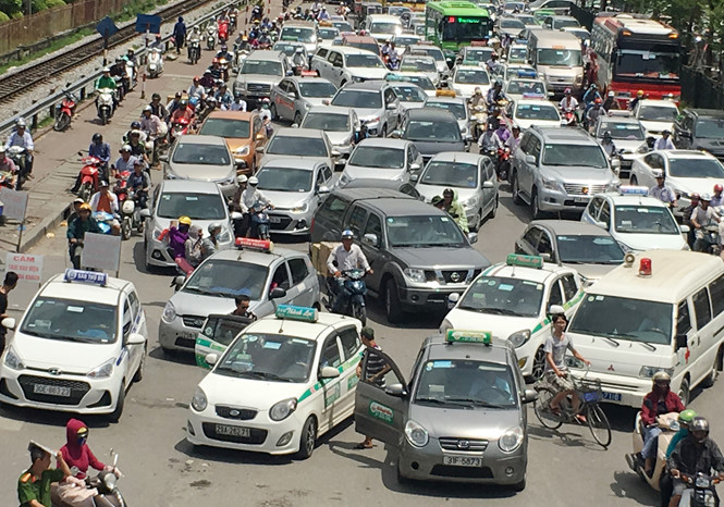 Mặc dù hú còi, bật xi-nhan xin đường nhưng nhiều xe cấp cứu đến cổng bệnh viện Bạch Mai cũng bị chìm trong các dòng xe ùn tắc