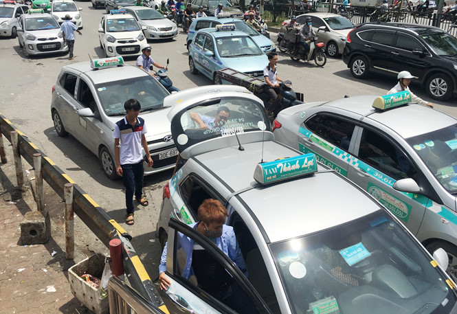 Do bị taxi bịt đường, giao thông trên đường Giải Phóng những ngày qua ùn tắc kéo dài liên tục