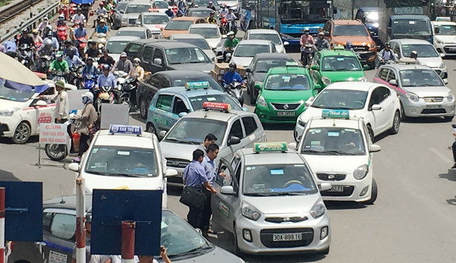Taxi đứng thành hàng ngang, hàng dọc trên đường. Thậm chí nhiều taxi còn đỗ đứng một chỗ để thỏa thuận giá với khách. Thả khách ngay giữa đường