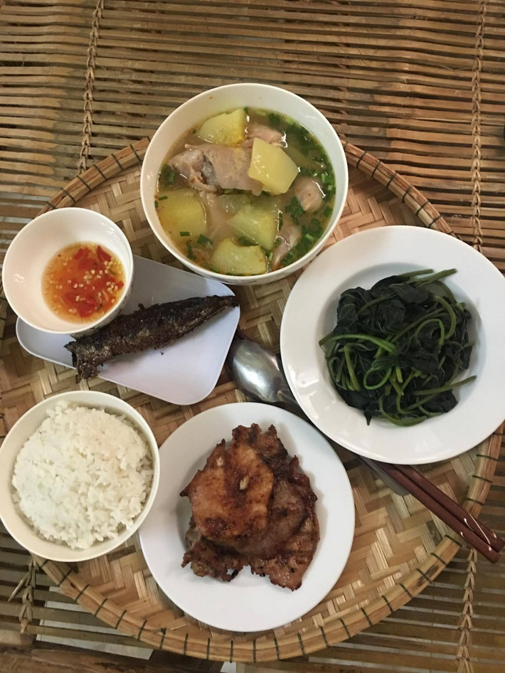 Mâm cơm ở cữ do em gái nấu cho chị sau sinh, đang được chia sẻ rần rần trên mạng xã hội facebook.