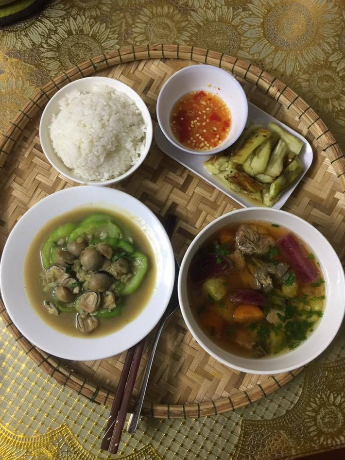 Cô em gái khéo léo còn nấu ăn cho chị sau sinh với canh sườn cà rốt khoai tây, mướp xào tốt sữa.