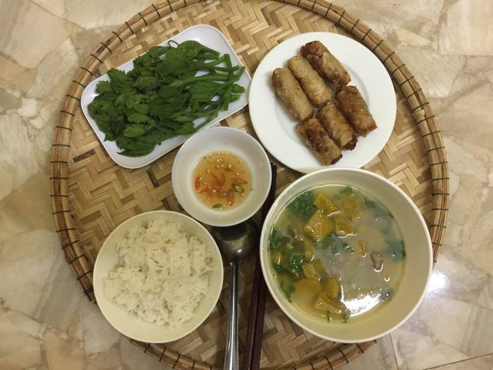 Chia sẻ trên facebook chị Phương Thảo - chủ nhân của hàng loạt mâm cơm lợi sữa gây sốt cho biết, thời bây giờ nấu ăn cho người ở cữ không nặng nề về kiêng cữ như trước kia nữa.