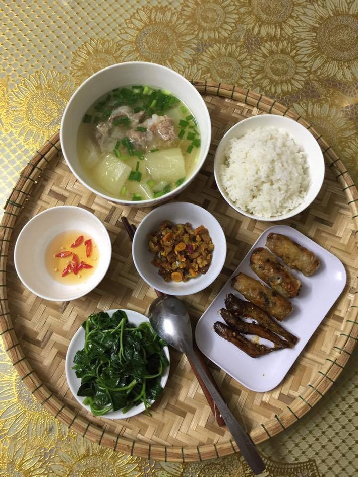 Các bác sĩ tư vấn không nên ăn đồ tái sống và các loại dưa muối, còn lại dù đẻ thường hay sinh mổ, cứ ăn đầy đủ chất là được nên mình cứ theo quan điểm ấy mà nấu thôi.