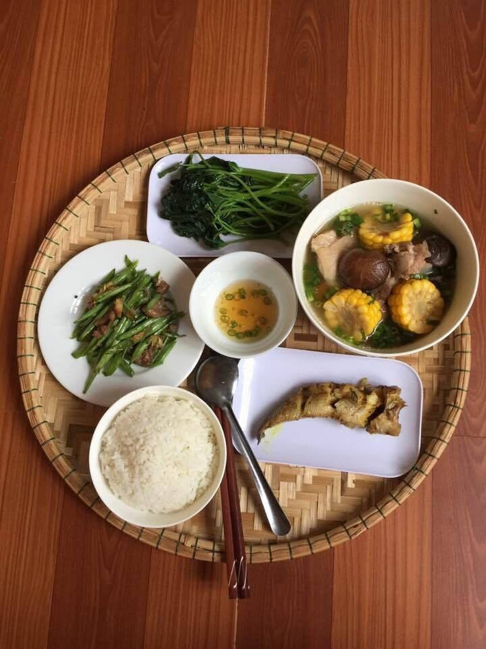 Cá đồng kho nghệ, đỗ xào, rau lang luộc và canh sườn ngô non là một bữa ăn đặc biệt tốt cho sản phụ giúp tránh táo bón, tốt sữa.