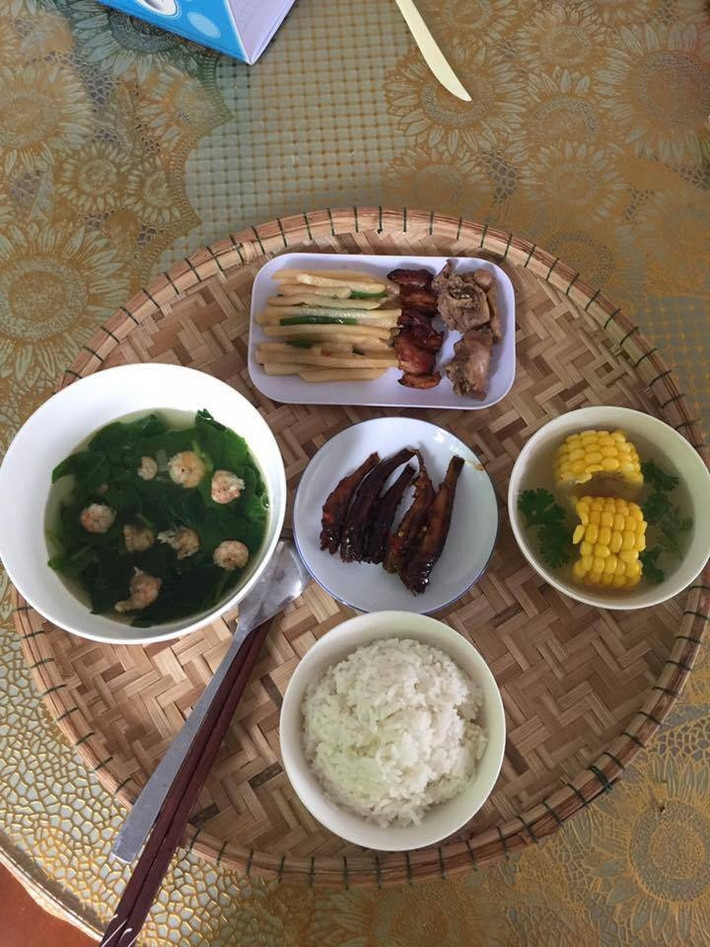 Một bữa ăn khác của của cô em gái này nấu cho chị mình. Nguồn ảnh: Facebook nhân vật, Vietnammoi.