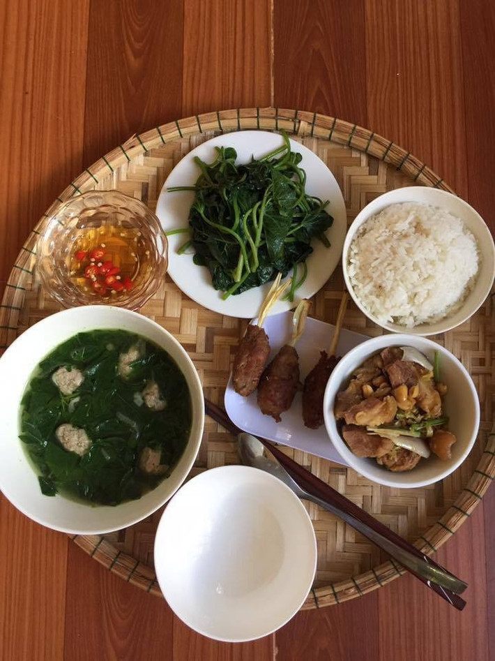 Bất kỳ một sản phụ nào được chăm sóc tỉ mỉ tới từng bữa ăn như thế này thì chắc hẳn khỏi lo trầm cảm sau sinh.