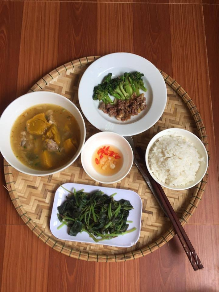 Cô em gái này đã tỉ mẩn nấu nướng chăm chút từng bữa cơm, từng món ăn hàng ngày cho chị gái mình.