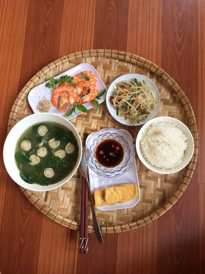 Canh rau ngót nấm nấm đông cô tươi, đậu phụ rán vàng, giá tươi xào và tôm hấp sả.