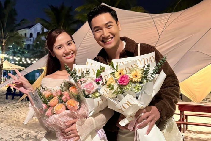 Huyền Lizzie và đàn anh Mạnh Trường nhận hoa của đoàn phim sau khi hoàn thành vai chính sau 4 tháng đồng hành với 'Chúng ta của 8 năm sau'.