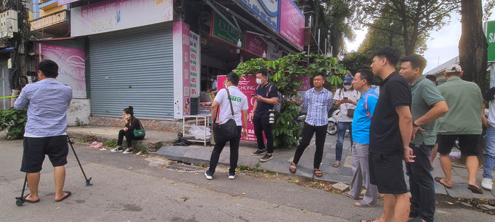 Nhiều người dân theo dõi công tác cứu hỏa.