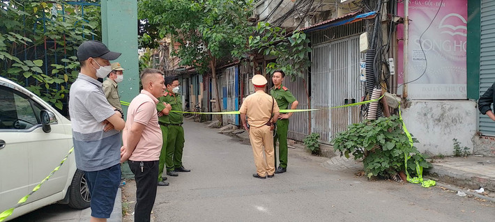 Vụ cháy đã khiến 4 người chết gồm bà Nguyễn Thị Xuyến, sinh năm 1956, mẹ đẻ của Nguyễn Quang Minh; Nguyễn Minh Phúc, sinh năm 2013; Nguyễn Quang Minh Đức, sinh năm 2015; Nguyễn Quang Minh Hiền, sinh năm 2019 (cả 3 đều là con của chủ hộ). Nhiều đồ dùng gia đình như tivi, tủ lạnh, điều hòa, bàn ghế, xe máy… bị cháy. (Ảnh: Cảnh sát bảo vệ hiện trường để phục vụ công tác chữa cháy)