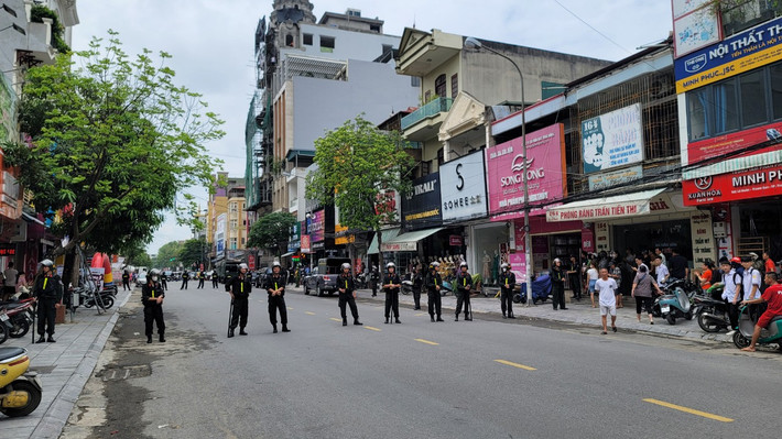 Cảnh sát phong tỏa đoạn đường để khám xét.