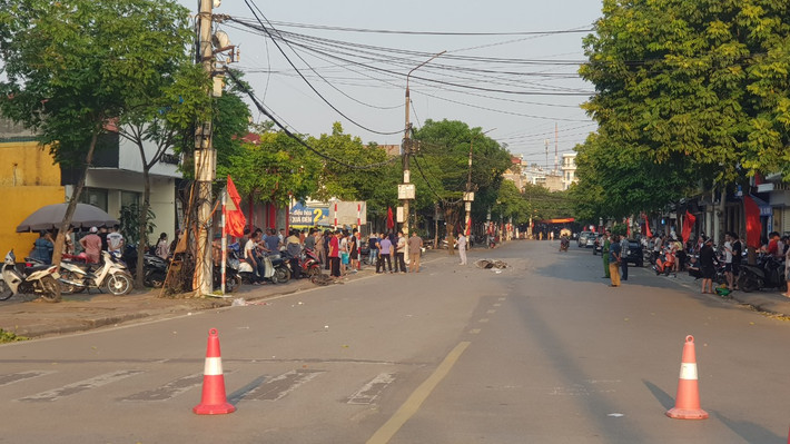 Tiếp đó, chiếc xe ô tô này tiếp tục va chạm với 2 xe mô tô BKS 34K1-039.37 do chị Lê Thị Chính (SN 1980, trú tại phường Thanh Bình, TP Hải Dương) điều khiển và xe máy điện BKS 34MĐ-516.60 do chị Đinh Khánh Ngọc (SN 2005, trú tại phường Thanh Bình. TP Hải Dương) cùng đi hướng Ngã Sáu đi ngã tư Máy Sứ.