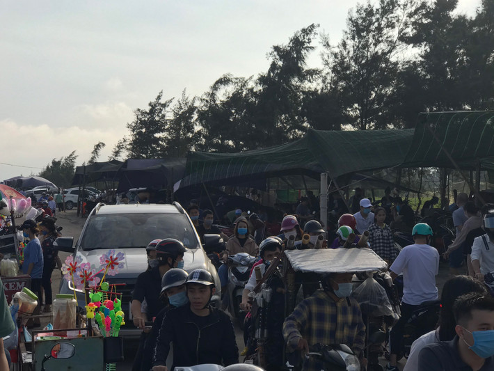 Gần về cuối chiều, lượng người đổ về khu bãi tắm Quất Lâm ngày một đông.