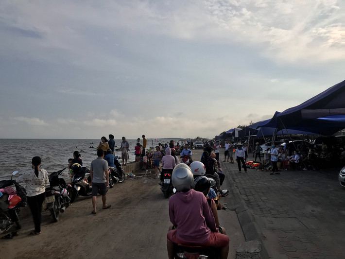 Ngày nghỉ 1/5, bãi tắm Quất Lâm (thị trấn Quất Lâm, huyện Giao Thuỷ, tỉnh Nam Định) có rất đông người dân địa phương và du khách tới vui chơi, tắm biển.