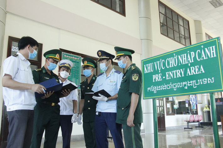 8. Bình Phước: Cán bộ, nhân viên và lực lượng biên phòng cửa khẩu quốc tế Hoa Lư, huyện Lộc Ninh, tỉnh Bình Phước chuẩn bị sẵn sàng thực hiện nhiệm vụ.