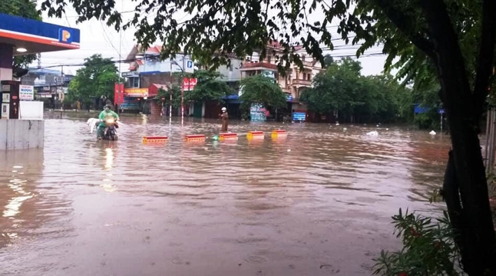 Phó Chủ tịch UBND tỉnh, Phó Ban Thường trực Ban Chỉ huy phòng, chống thiên tai và tìm kiếm cứu nạn tỉnh Thái Nguyên Dương Văn Lượng đi kiểm tra tình hình mưa lũ, chỉ đạo các địa phương thực hiện ngay các phương án ứng phó, khắc phục thiệt hại; huy động lực lượng xung kích phòng, chống thiên tai cấp xã canh gác tại các đầu cầu tràn, đoạn đường ngập sâu, cảnh báo, giúp đỡ người dân và phương tiện qua lại.