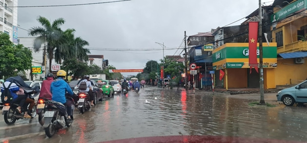 Tại phường Thịnh Đán ngập úng khiến các phương tiện tham gia giao thông gặp khó khăn.