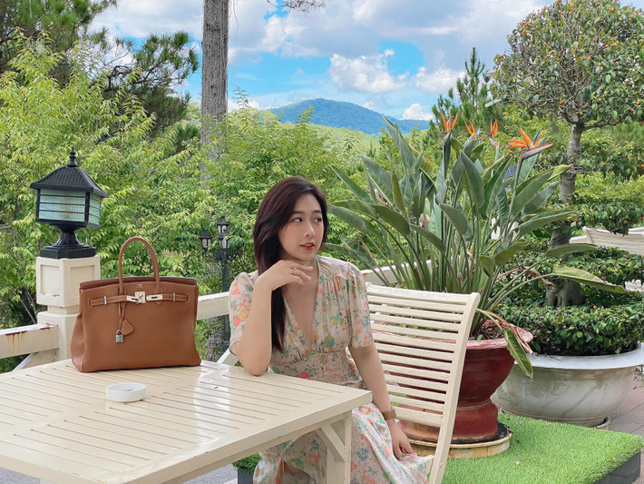 "Việc mình mới vào một tổ chức, là người thiếu kinh nghiệm và mới bước ra từ một cuộc thi sắc đẹp, người khác hoài nghi về năng lực là điều không thể tránh khỏi. Nhưng quan trọng, mình có đủ can đảm để vượt qua định kiến và chứng minh mình không như những gì họ nghĩ", Hà My nói. Ảnh: NVCC.