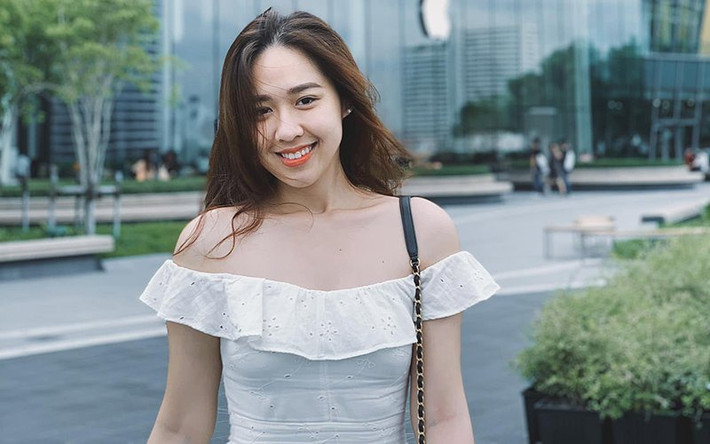 Chia sẻ với Zing, Hà My cho biết cô từng nhiều lần phải đối diện với ý kiến tiêu cực cho rằng cô dựa vào mác "thí sinh hoa hậu", "top 15 hoa hậu" để xin việc làm. Chính bởi vậy, tại buổi thảo luận với các sinh viên vừa qua, Hà My đã chia sẻ suy nghĩ chân thực nhất của mình để tiếp thêm động lực cho các bạn trẻ khi hoài bão còn đang ở phía ttrước. "Đừng để những suy nghĩ tiêu cực, định kiến của người khác làm cản bước bạn" - Hà My nói. Ảnh: NVCC.