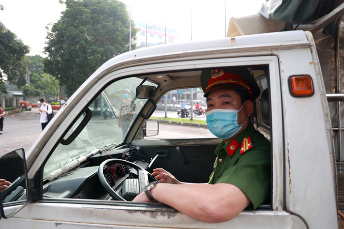 Tới đây những trường hợp cố tình vi phạm như không đeo khẩu trang, tụ tập đông người, cố trèo vào công viên… sẽ bị xử lý nghiêm khắc để tạo tính răn đe cho cộng đồng.