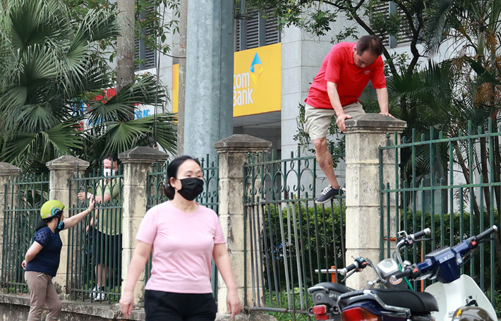 Tuy nhiên, cũng có không ít người dân đã trèo tường để vào công viên tập thể dục.