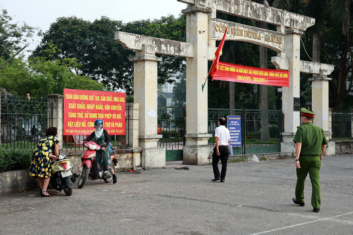 Chỉ đến khi lượng chức năng xuất hiện và kêu gọi không tụ tập đông người, họ mới bắt đầu chấp hành lệnh đóng cửa của công viên và đi ra ngoài.