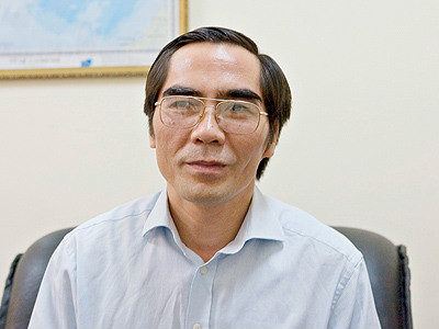 Ông có bằng Tiến sĩ kinh tế và đi lên từ các cơ quan chuyên môn của Bộ Kế hoạch và đầu tư.