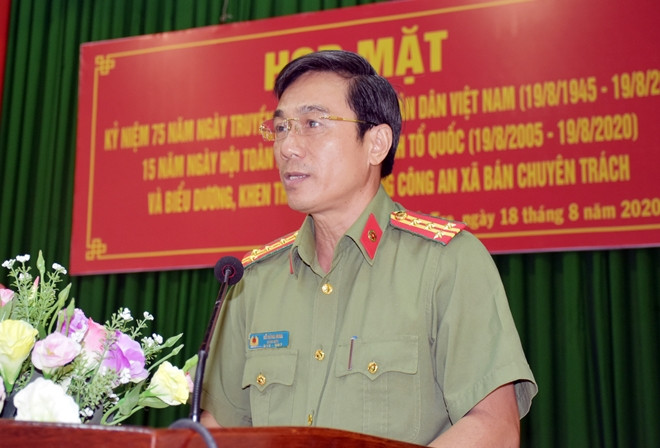 Đại tá Võ Hùng Minh, sinh năm 1966, quê quán xã Phú An, thị xã Bến Cát, tỉnh Bình Dương. Trình độ chuyên môn: Thạc sĩ chuyên ngành Nghiệp vụ an ninh (Đại học An ninh nhân dân), Đại học An ninh nhân dân chuyên ngành Điều tra tội phạm xâm phạm ANQG. Trình độ lý luận chính trị cao cấp và lần lượt đảm nhiệm các chức vụ tại công an tỉnh Bình Phước.