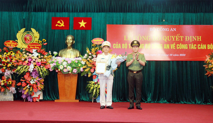 Ngày 13/10, tại Hà Nội, Bộ Công an tổ chức Lễ Công bố quyết định của Bộ trưởng Bộ Công an về công tác cán bộ. Tại buổi lễ, Thứ trưởng Bộ Công an Lương Tam Quang đã trao Quyết định của Bộ trưởng Bộ Công an về việc điều động Đại tá Võ Hùng Minh, Giám đốc Công an tỉnh Bến Tre đến nhận công tác và giữ chức vụ Phó Cục trưởng Cục An ninh Nội địa.