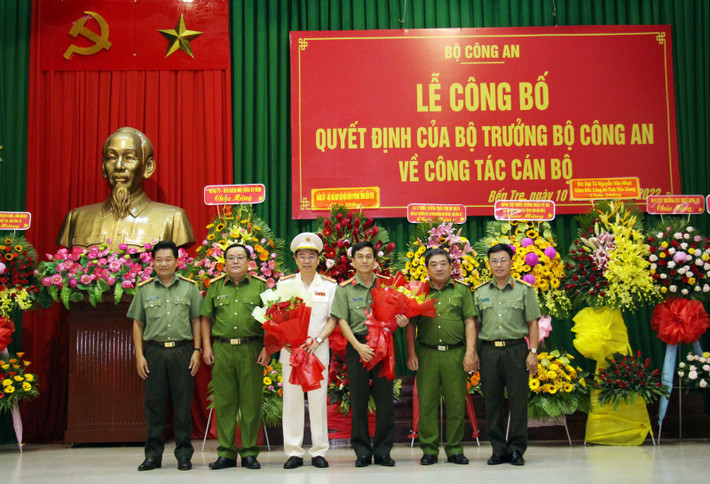 Thứ trưởng Lương Tam Quang yêu cầu Đại tá Võ Hùng Minh và Đại tá Trương Sơn Lâm ở cương vị công tác mới cần khắc phục khó khăn, có tinh thần cầu thị, tích cực học tập, nâng cao trình độ về mọi mặt; phát huy dân chủ, đoàn kết nội bộ và trí tuệ tập thể, tham mưu tốt cho cấp ủy, chính quyền địa phương, xây dựng Đảng và xây dựng lực lượng, phấn đấu hoàn thành xuất sắc nhiệm vụ chính trị mà Đảng và Bộ Công an giao phó…
