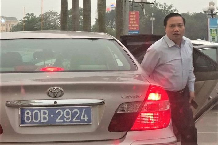 Trước đó, ông Quảng cũng từng dính lùm xùm dư luận về việc đi xe biển xanh 80B không đúng quy định vào đầu năm 2019.