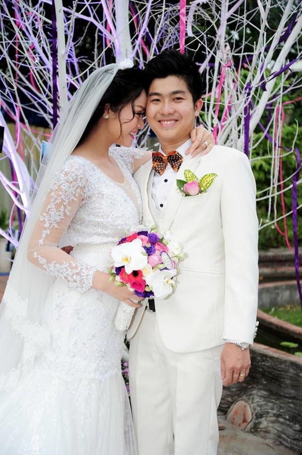 Không chỉ Khải Duy mà "Thị Bình" Nhật Kim Anh cũng dở khóc dở cười vì sự cố trong đám cưới với chồng cũ. Đầu tiên, chỉ trong một ngày 23/12/2014 mà mất điện đến 3 lần, từ rạng sáng lúc Nhật Kim Anh và Bửu Lộc đi 300 km về Cần Thơ cho đến tối cùng ngày, lúc cả hai cử hành hôn lễ.