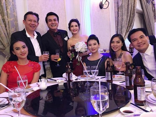Đến ngày tổ chức tiệc cưới, vợ chồng Cao Minh Đạt tiếp tục lo lắng khi mưa rất lớn vào ngay giờ cử hành hôn lễ. Chuyện đám cưới "ế ẩm" vì mưa lớn vẫn thường xảy ra trong thực tế. Cặp đôi cũng phải gác lại ý định dùng ô tô đi một vòng quanh thành phố trước khi về nhà hàng. Cuối cùng, vợ chồng nam diễn viên nhẹ nhõm vì khách mời vẫn đến khoảng 450 người bất chấp thời tiết xấu.